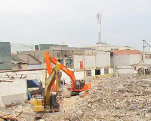 Demolición de edificaciones y antigua fábrica, para atender al nuevo aparcamiento del Templo de Salomão.