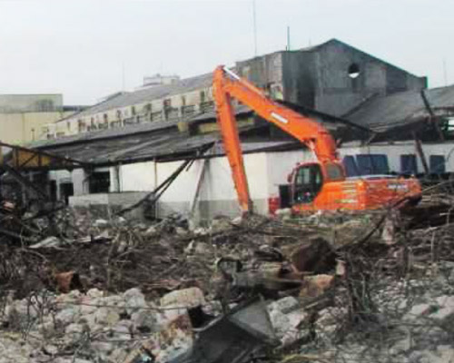 Demolição de edificações e antiga fabrica, para atender o novo estacionamento do Templo de Salomão Demolição de edificações e antiga fabrica, para atender o novo estacionamento do Templo de Salomão